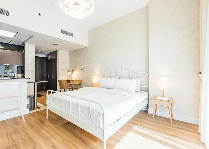 Luxurious Studio - Golf View - Sports City - Dubai